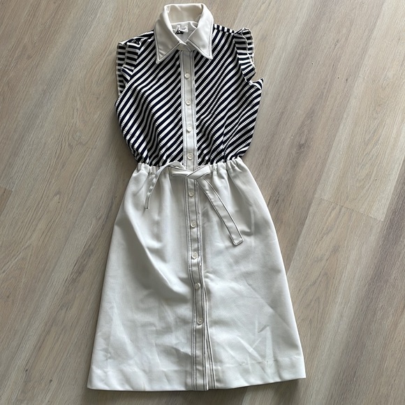 Dresses & Skirts - Vintage button down dress |  Size XS